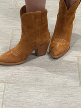 Load image into Gallery viewer, Partlow Caramel Suede Western Booties