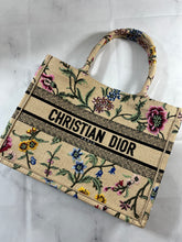 Load image into Gallery viewer, Dior Raffia Medium Floral Book Tote Bag