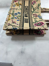 Load image into Gallery viewer, Dior Raffia Medium Floral Book Tote Bag