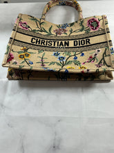 Load image into Gallery viewer, Dior Raffia Medium Floral Book Tote Bag