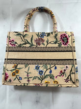 Load image into Gallery viewer, Dior Raffia Medium Floral Book Tote Bag