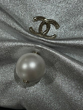 Load image into Gallery viewer, Chanel Silver Lambskin Leather Pearl Convertible Clutch/Crossbody