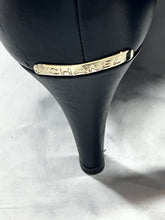 Load image into Gallery viewer, Chanel 17B Black Grosgrain Pointy Captoe Pumps