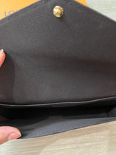 Load image into Gallery viewer, Louis Vuitton Felicie Bordeaux Amarante Vernis Pouchette Crossbody