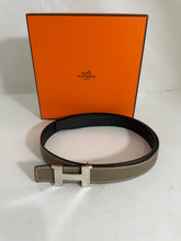 Load image into Gallery viewer, Hermes 24 Constance Reversible Leather Belt