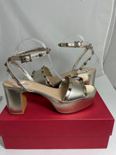 Load image into Gallery viewer, Valentino Garavani Metallic Gold Leather Platform Sandals
