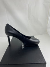 Load image into Gallery viewer, Chanel 31121 19A Black Lambskin CC Pumps