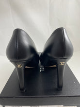 Load image into Gallery viewer, Chanel 31121 19A Black Lambskin CC Pumps