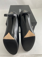 Load image into Gallery viewer, Chanel 31121 19A Black Lambskin CC Pumps