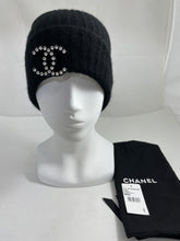 Load image into Gallery viewer, Chanel Black Ribbed Cashmere Hat With Detachable Brooch