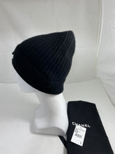 Load image into Gallery viewer, Chanel Black Ribbed Cashmere Hat With Detachable Brooch