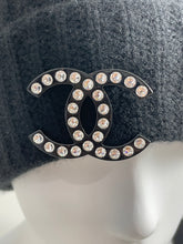 Load image into Gallery viewer, Chanel Black Ribbed Cashmere Hat With Detachable Brooch