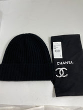 Load image into Gallery viewer, Chanel Black Ribbed Cashmere Hat With Detachable Brooch