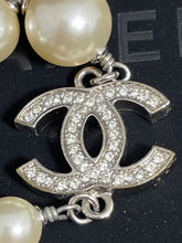 Load image into Gallery viewer, Chanel CC Pearl 5 CC Silver Classic Necklace