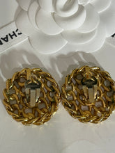 Load image into Gallery viewer, Chanel Vintage Gold Chain Clip Earring
