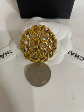 Load image into Gallery viewer, Chanel Vintage Gold Chain Clip Earring