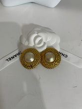 Load image into Gallery viewer, Chanel Vintage Round Chain Clip On Earrings With Pearl Center