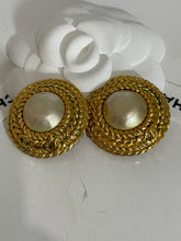 Load image into Gallery viewer, Chanel Vintage Round Chain Clip On Earrings With Pearl Center
