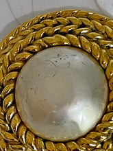 Load image into Gallery viewer, Chanel Vintage Round Chain Clip On Earrings With Pearl Center
