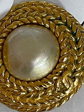 Load image into Gallery viewer, Chanel Vintage Round Chain Clip On Earrings With Pearl Center