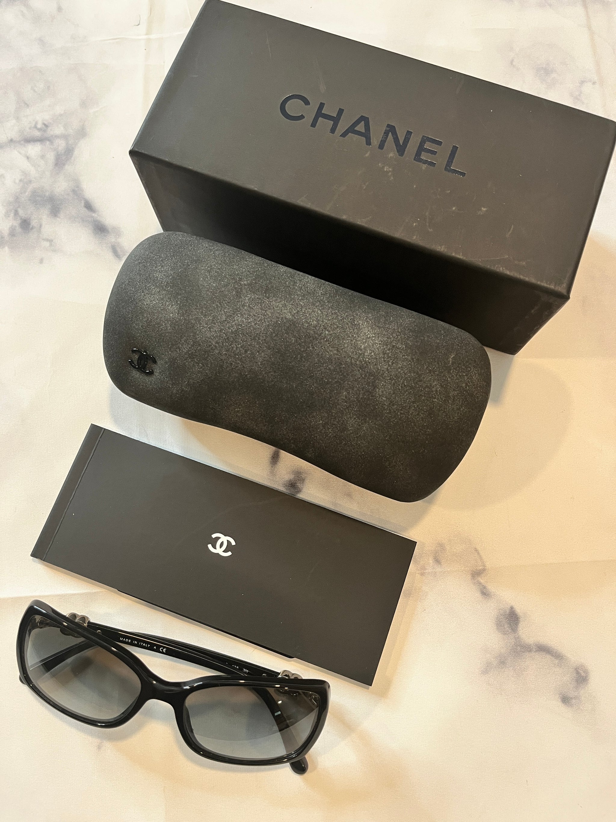 Chanel Black Rectangle Sunglasses – The Millionaires Closet display picture 1
