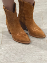 Load image into Gallery viewer, Partlow Caramel Suede Western Booties

