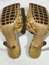 Load image into Gallery viewer, Bottega Veneta Raffia Sandals
