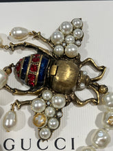 Load image into Gallery viewer, Gucci Queen Margaret Bee Pearl Bracelet
