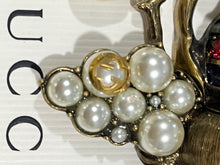 Load image into Gallery viewer, Gucci Queen Margaret Bee Pearl Bracelet
