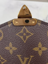 Load image into Gallery viewer, Louis Vuitton Monogram Pouchette Metis
