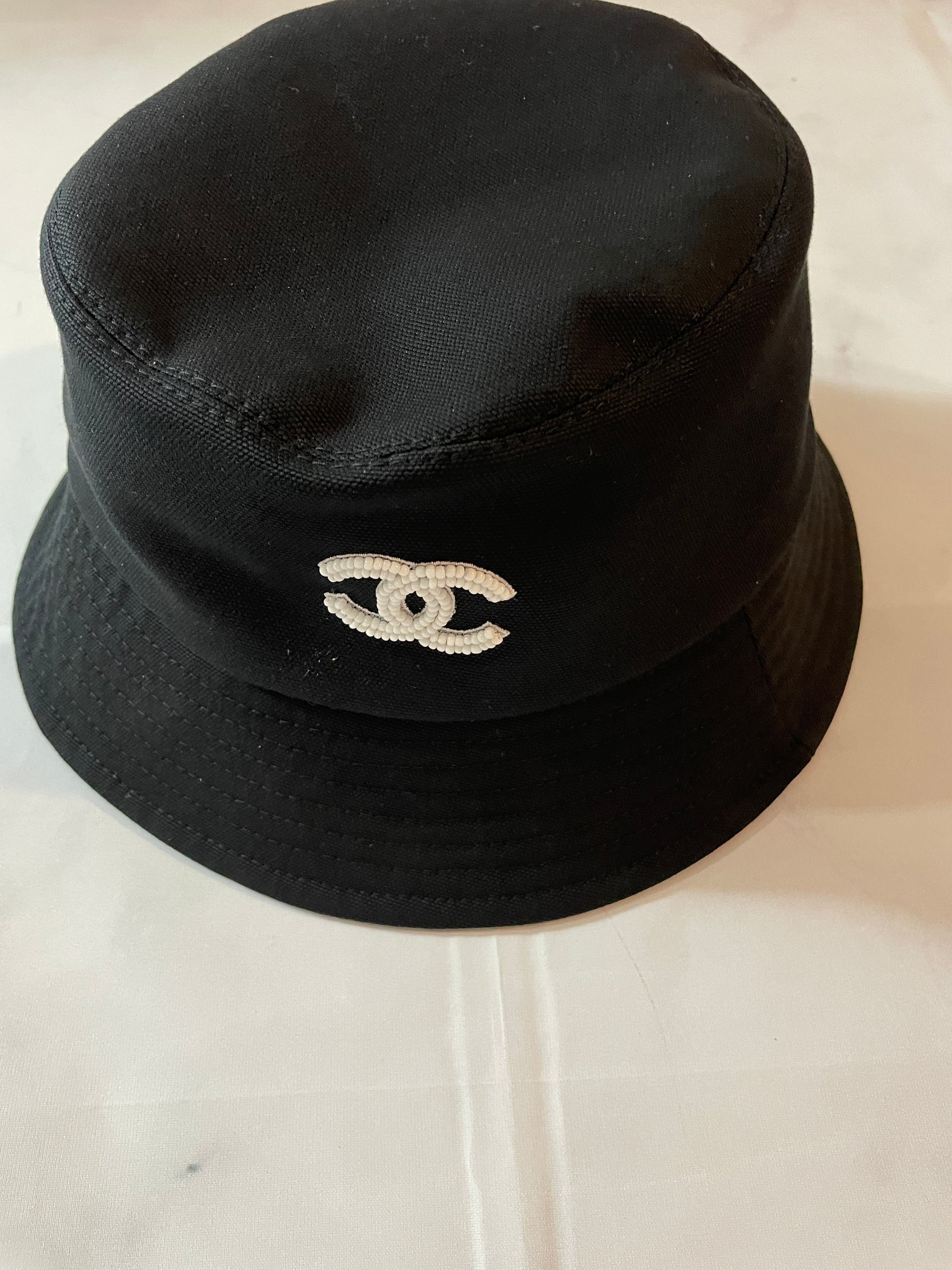 シャネル　ハット Chanel 22P Blue Black Pink Denim Graffiti CC Logo Sun Cloche