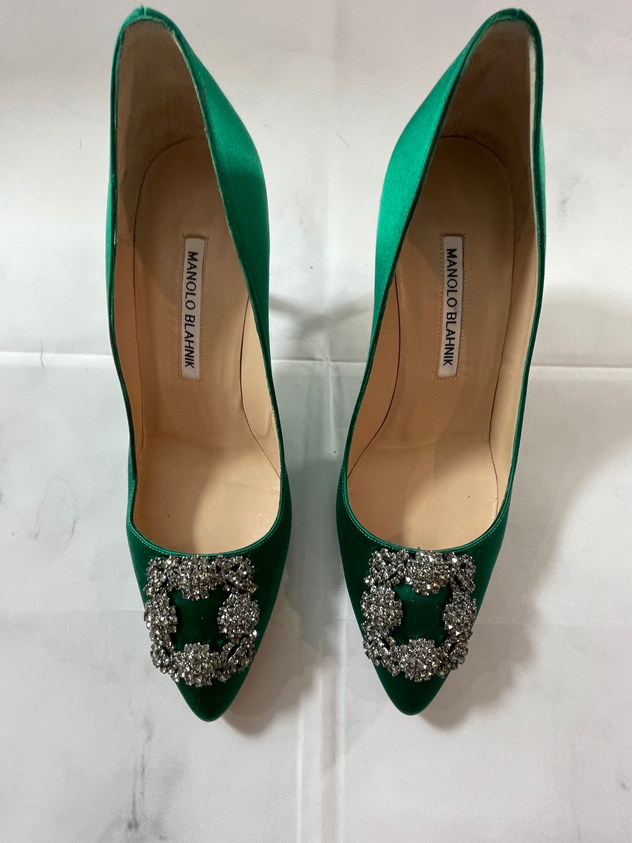 Manolo Blahnik グリーン パンプス 36 1/2 Manolo Blahnik Green Silk Hangisi Pump – The Millionaires Closet