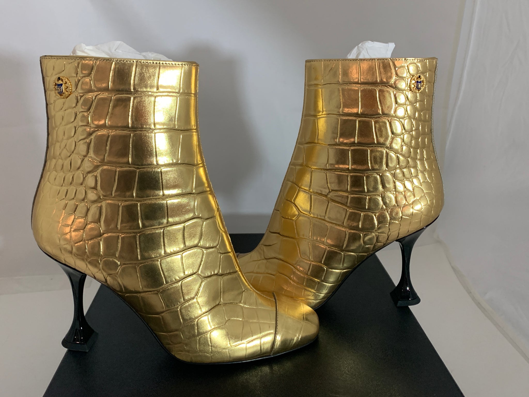 CHANEL Calfskin Crocodile Embossed Cap Toe Ankle Boots 39 Gold 671644