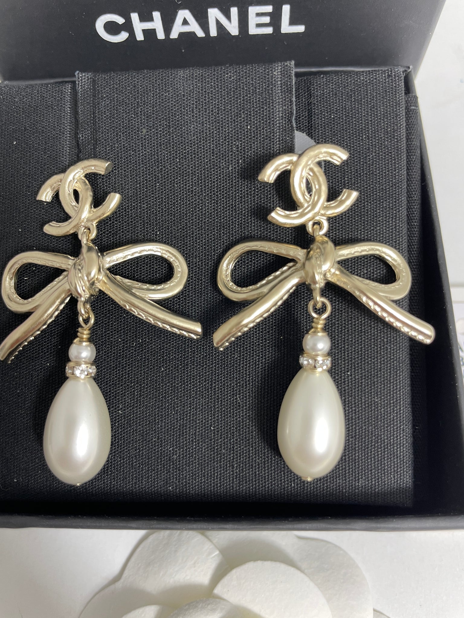 Chanel 22S CC Gold Tone Bow Pearl Drop Earrings – The Millionaires Closet