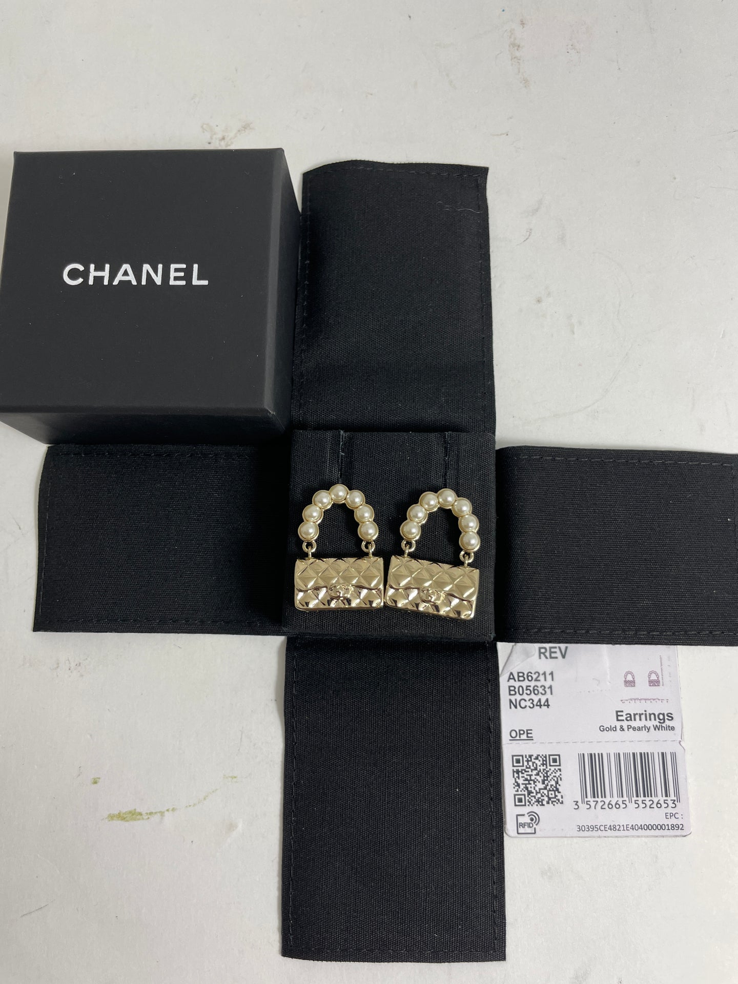Chanel CC Gold Tone Quilted Handbag W/ Pearl Earrings