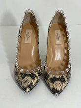 Load image into Gallery viewer, Valentino Beige Snakeskin Leather &amp; PVC Point Toe Pumps
