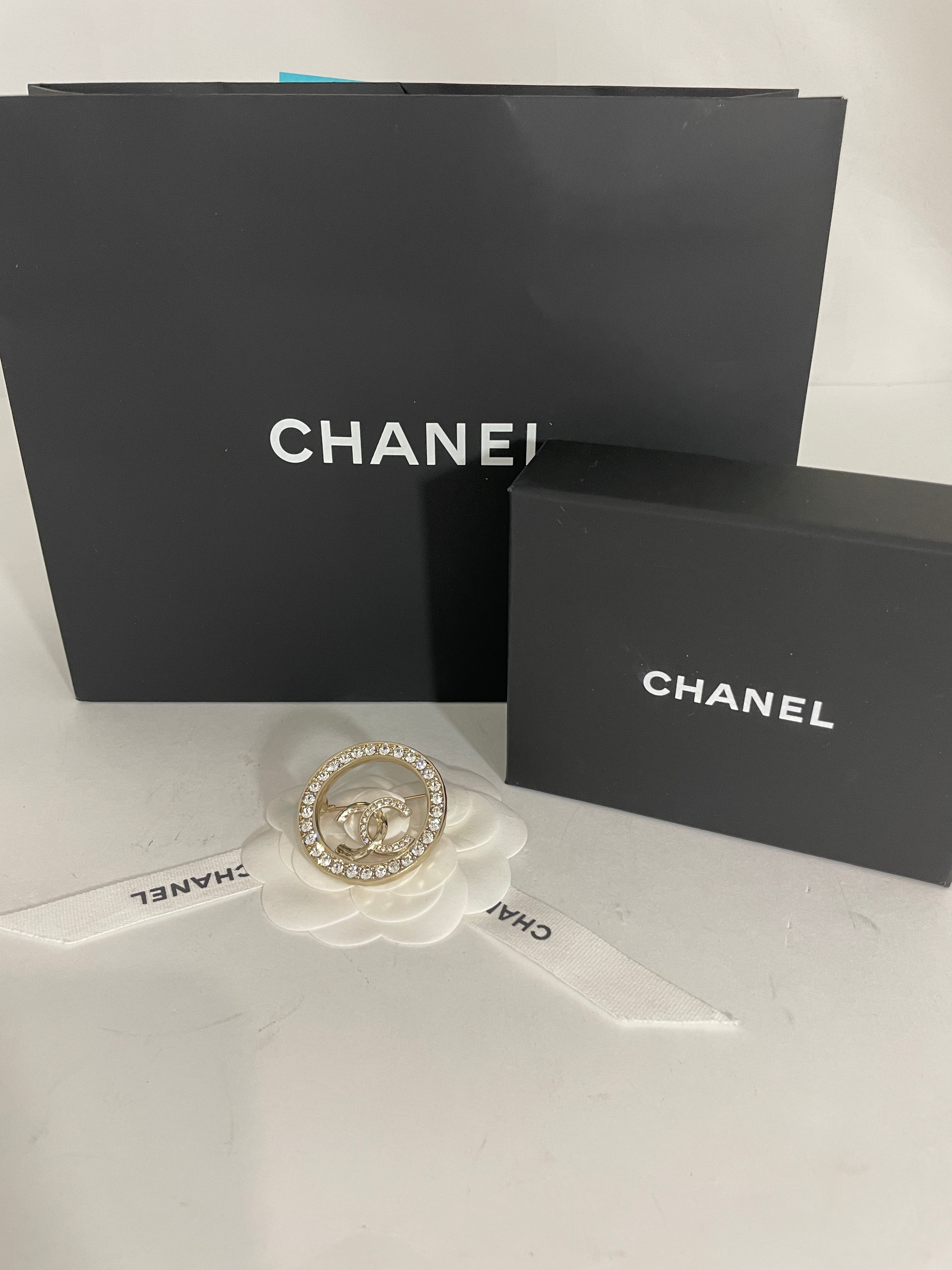 Chanel A17K Moon And Sun Crystal Brooch Golden Metal ref.434424 - Joli  Closet