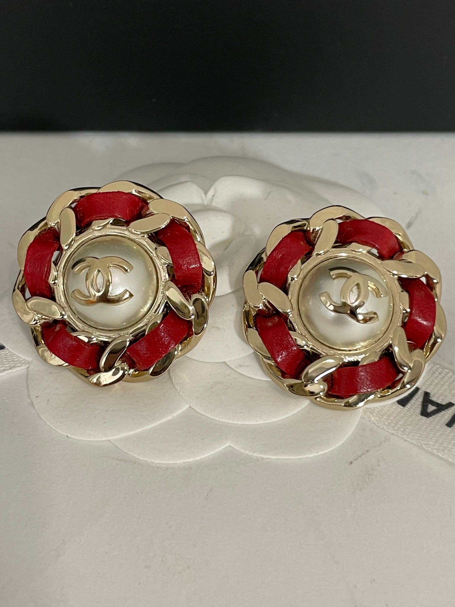 Chanel 18K Red Chain Pearl Earrings – The Millionaires Closet