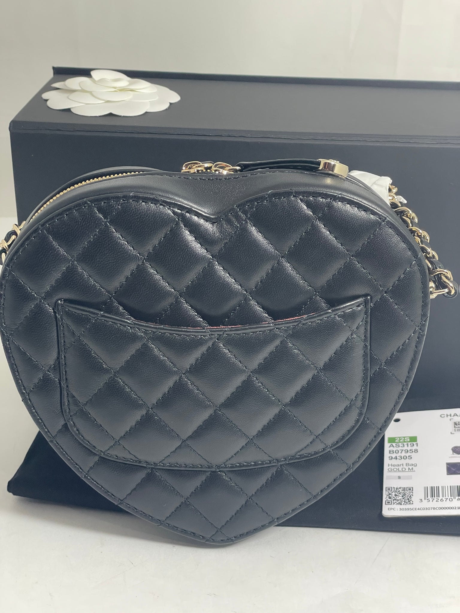 Chanel 22 Black Large Heart Crossbody Handbag – The Millionaires