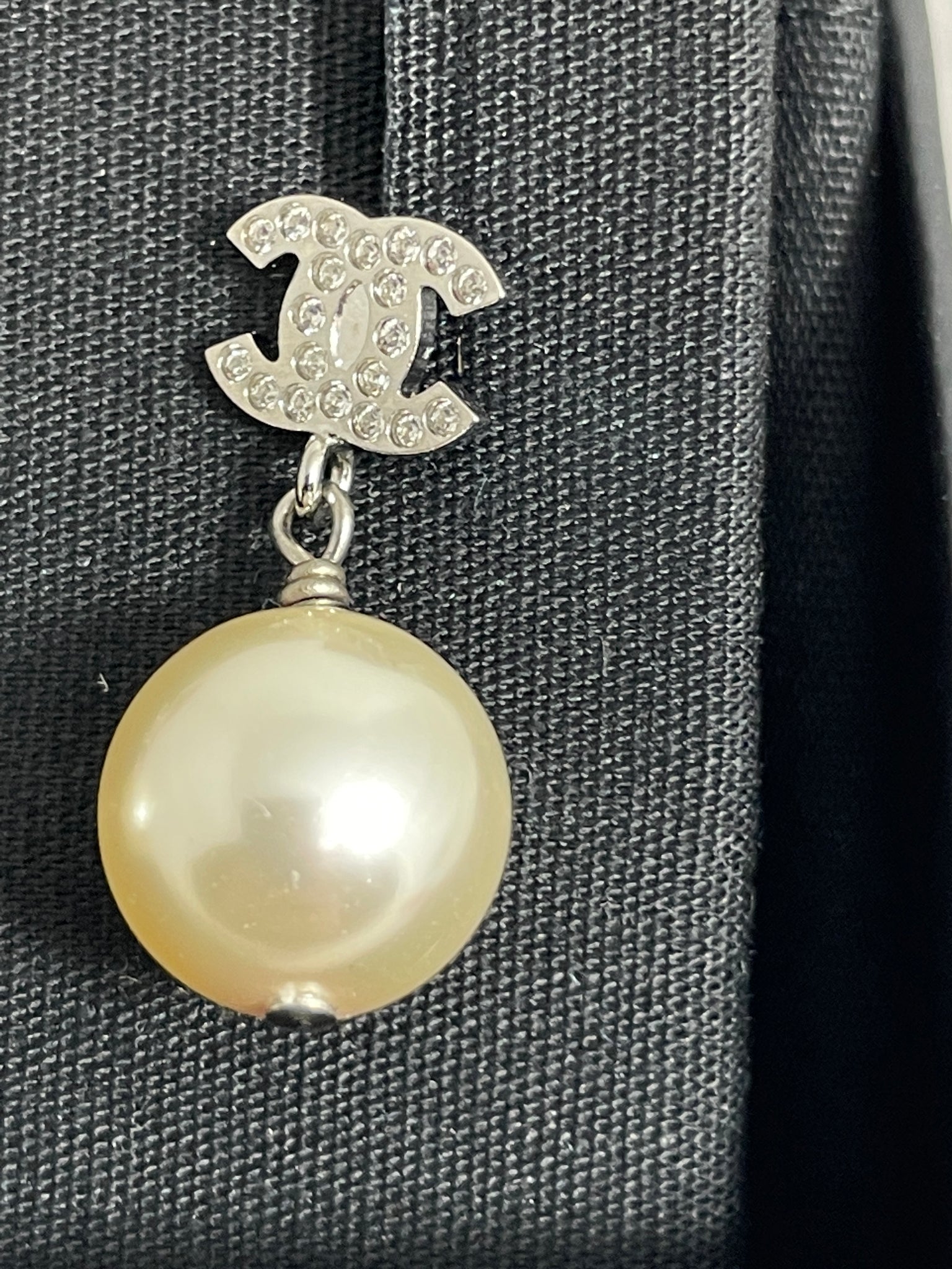 chanel pearl drop earrings gold
