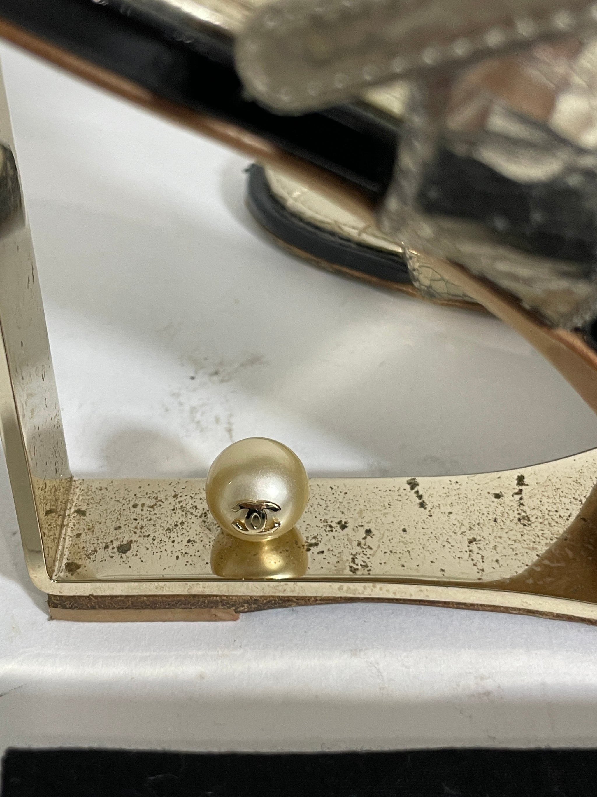 CHANEL ゴールド パール装飾 サンダル Chanel Crackled Gold Leather CC Pearl Heel Sandals – The