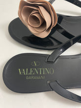 Load image into Gallery viewer, Valentino Black Beige Rose Thong Jelly Sandals
