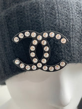 Load image into Gallery viewer, Chanel Black Ribbed Cashmere Hat With Detachable Brooch
