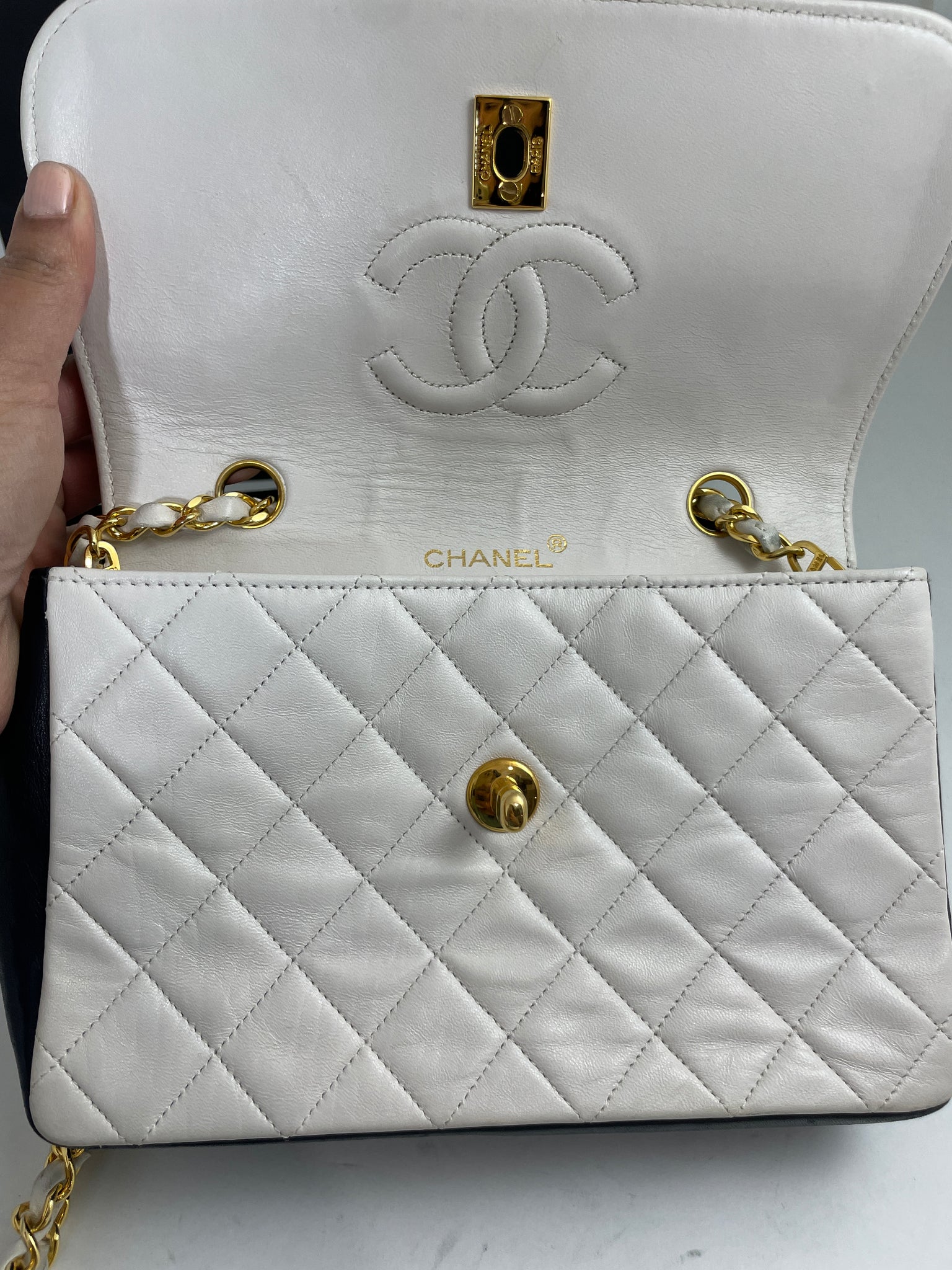 Chanel Vintage 1990s Lambskin Single Flap White/Navy Handbag – The