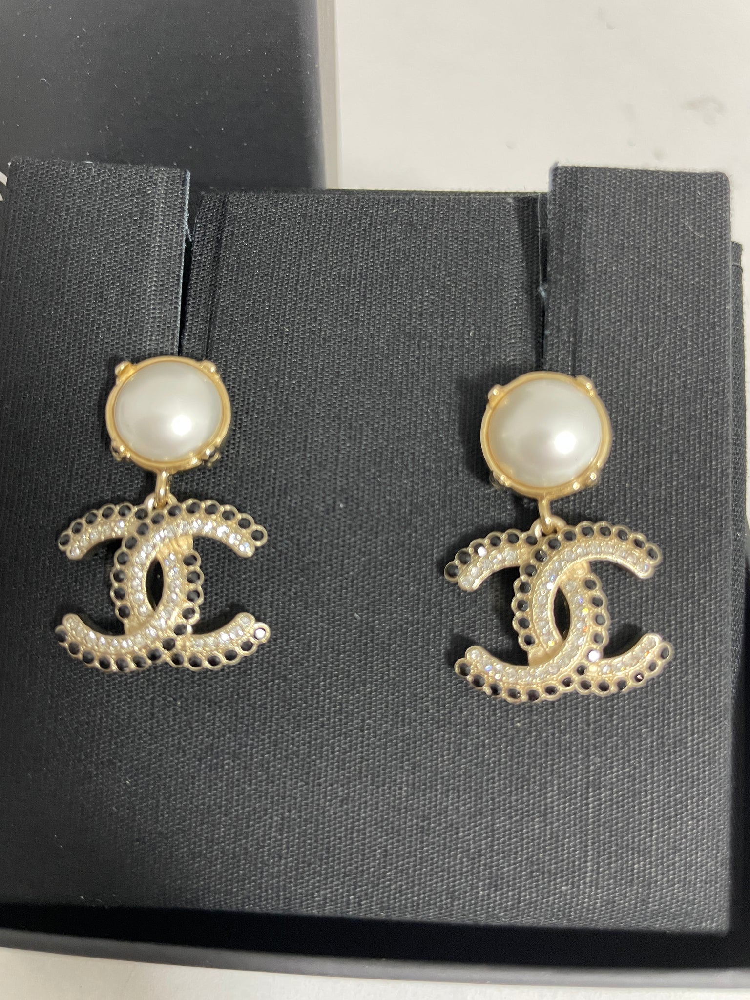 Elegant 22P Gold & Black Crystal Pearl Earrings
