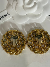 Load image into Gallery viewer, Chanel Vintage Gold Chain Clip Earring
