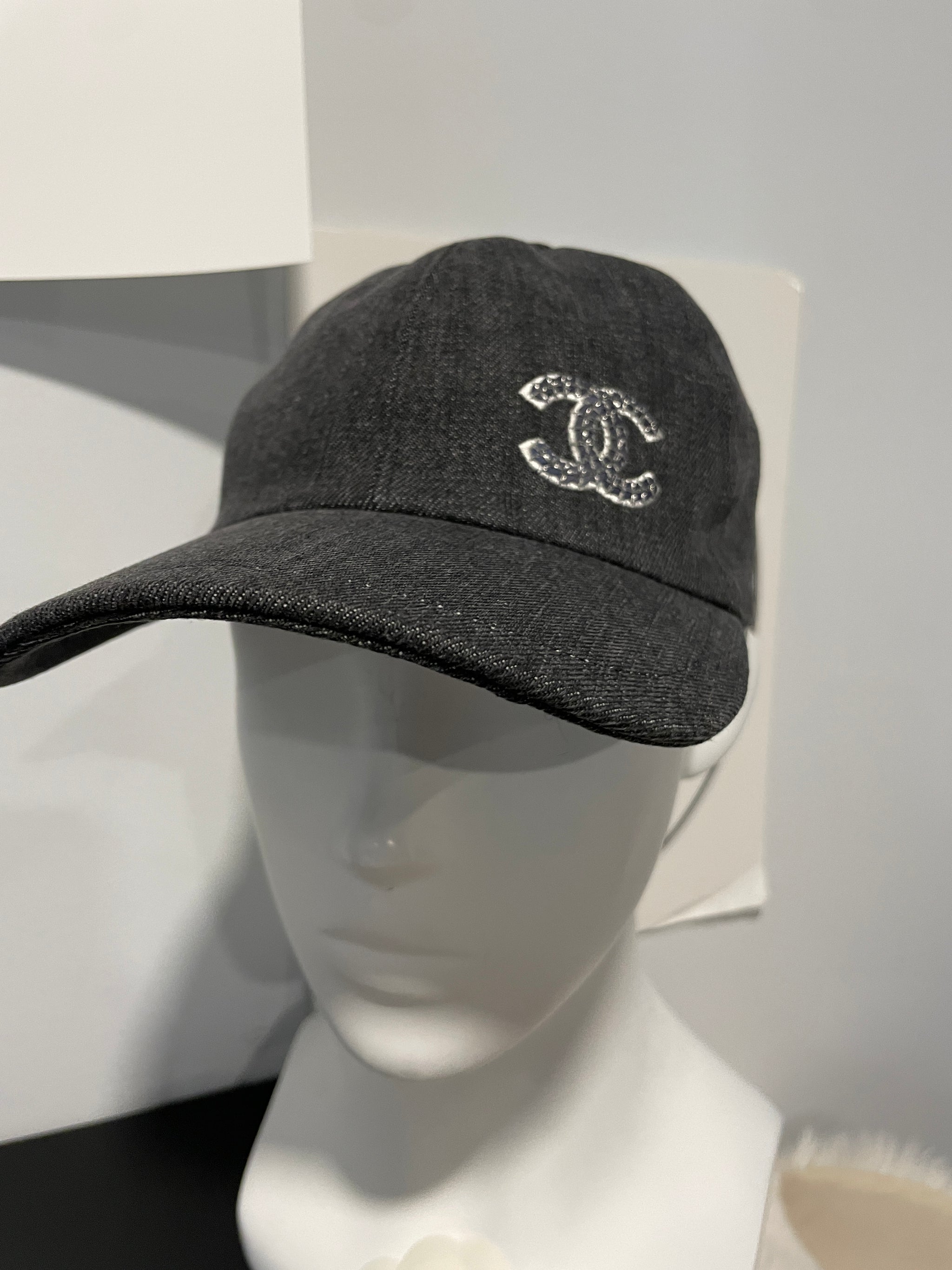 CHANEL 黒 キャップ Chanel 22P Black Denim Sequin CC White Logo Baseball Cap