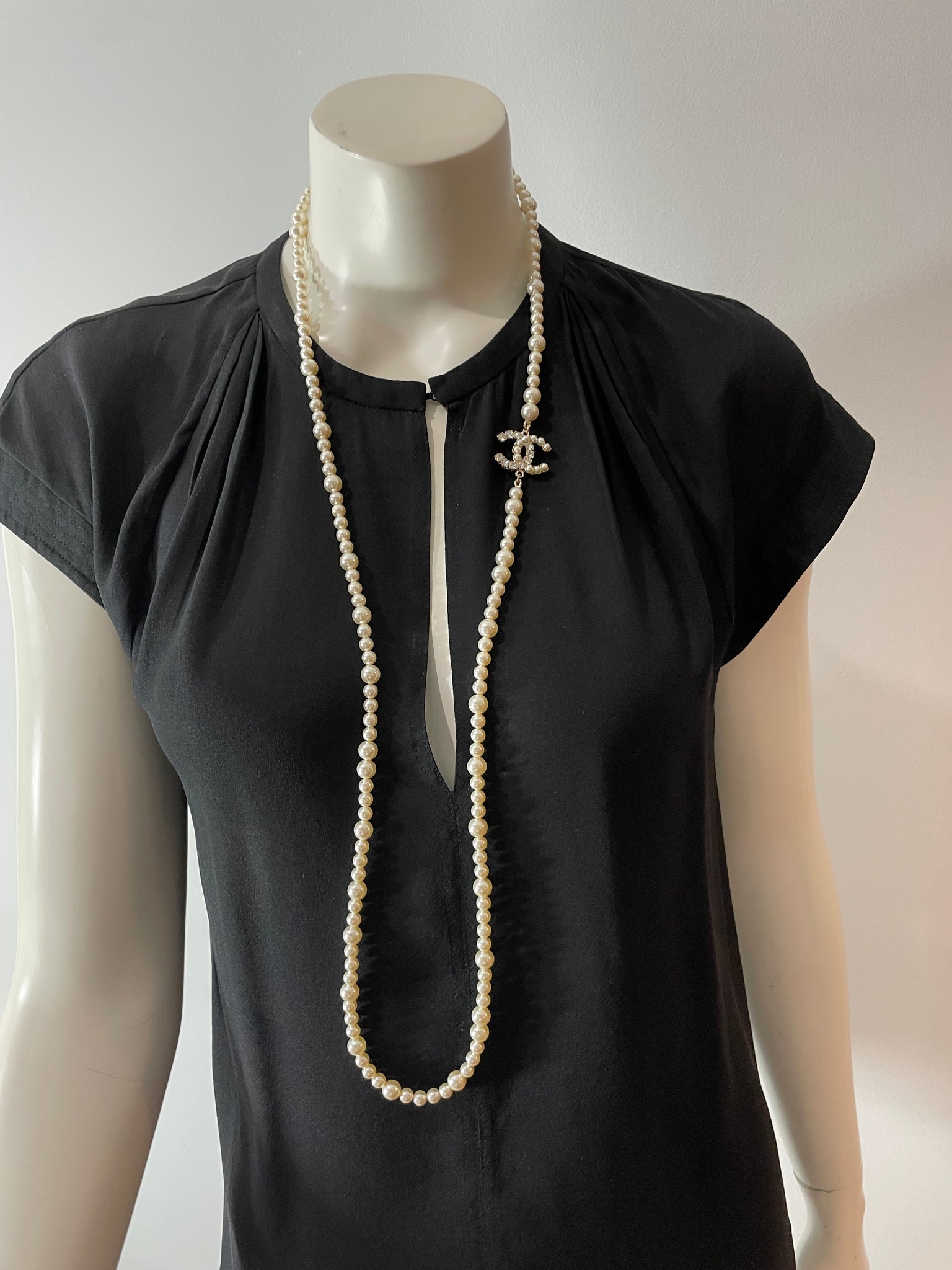 Chanel 20B NWB pearl strand CC pearl/crystal inlay necklace
