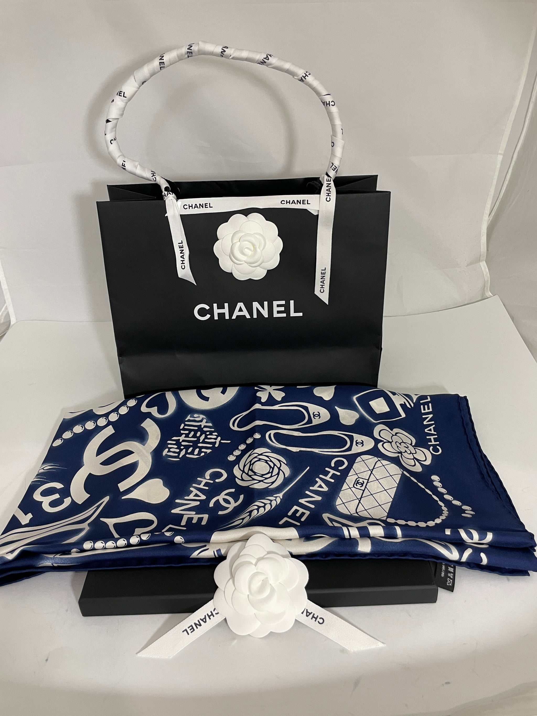 CHANEL ブルー スカーフ 45×45cm Chanel Blue White Motif Scarf – The Millionaires Closet